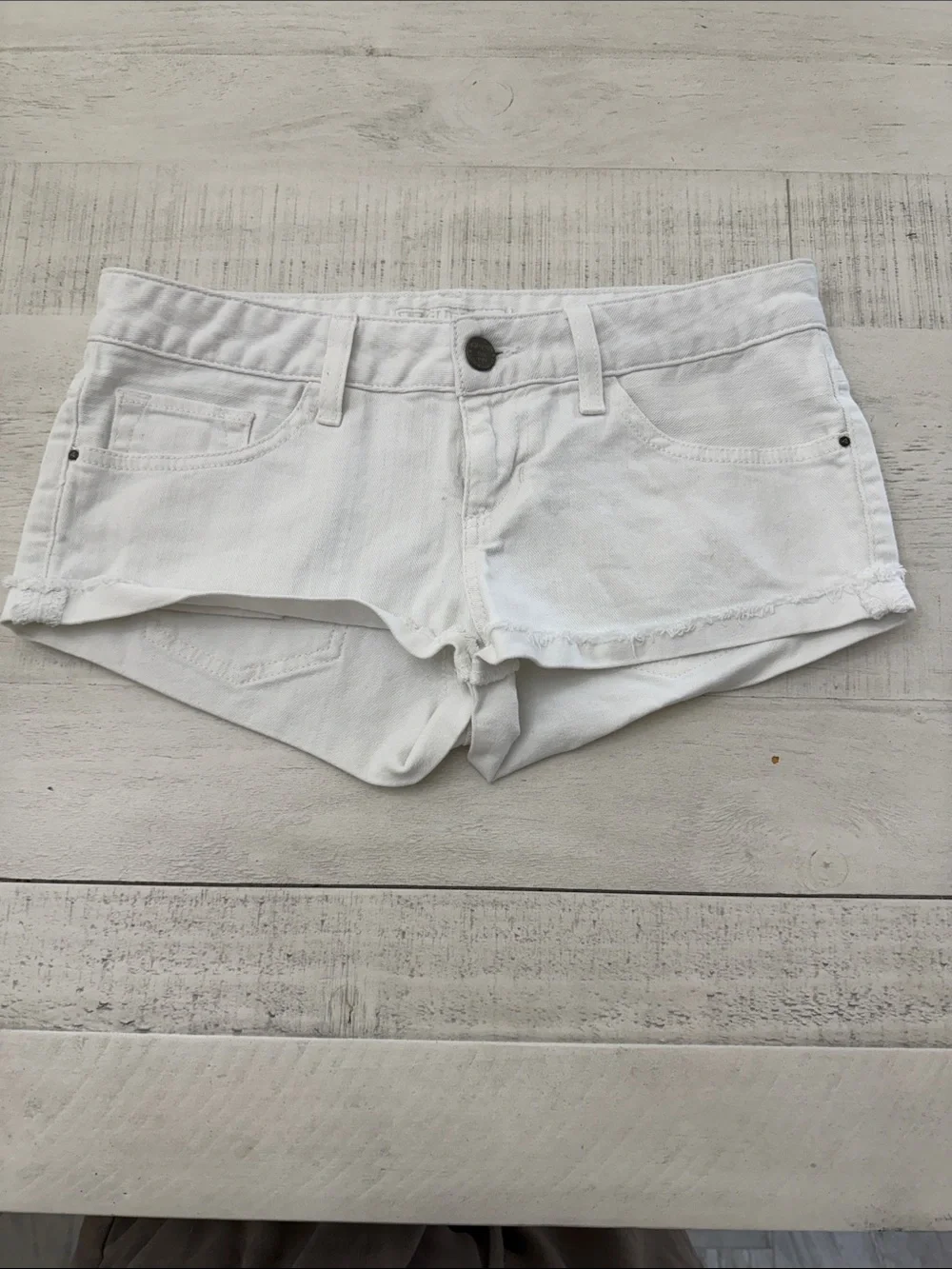 Guess White Denim Low-Rise Jean Shorts - Picture 1 of 4